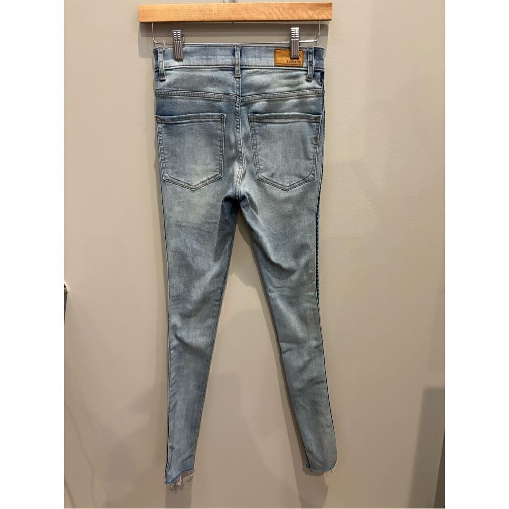 Express 00 NWOT light wash rough hem distressed seam detail stretch + denim perf